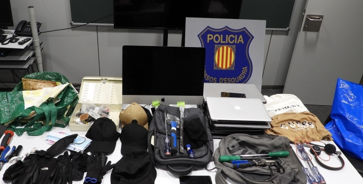 En total haurien sostret prop d'un centenar d'ordinadors portàtils i una quinzena de mòbils i tauletes informàtiques | Mossos