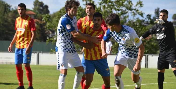 A Tona hi van anar més de 100 aficionats arlequinats, però el duel a Torremirona serà a porta tancada | CES
