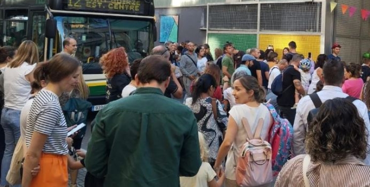 Les famílies demanen que es gestionin millor les entrades i sortides de les escoles | Cedida