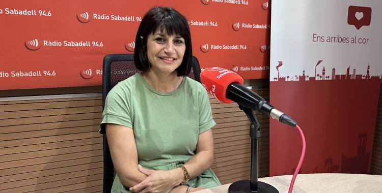 Mònica Gómez, als estudis de Ràdio Sabadell