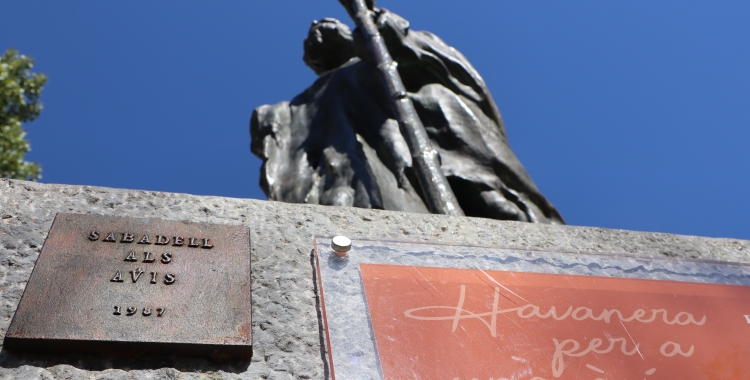 L'estatua de la plaça de les Àvies i Avis | Júlia Ramon