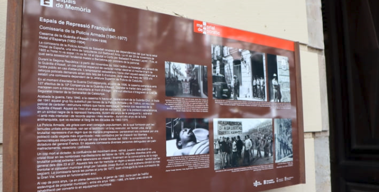 La placa d'espai de memòria democràtica a l'antiga comissaria | Júlia Ramon