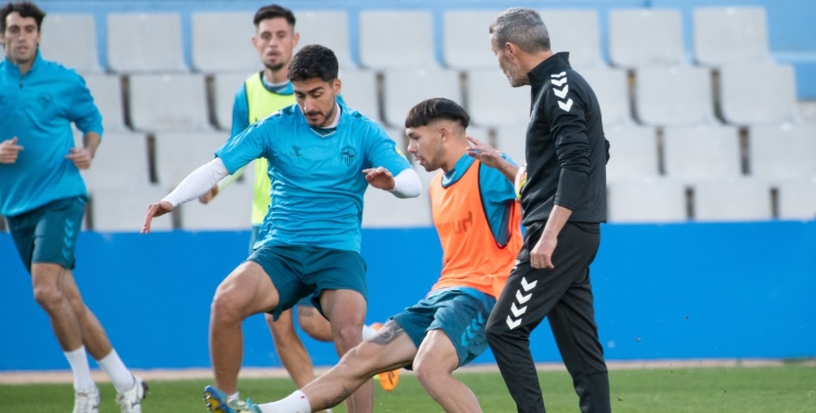 Cano, a sobre d'una acció en un entrenament | Roger Benet