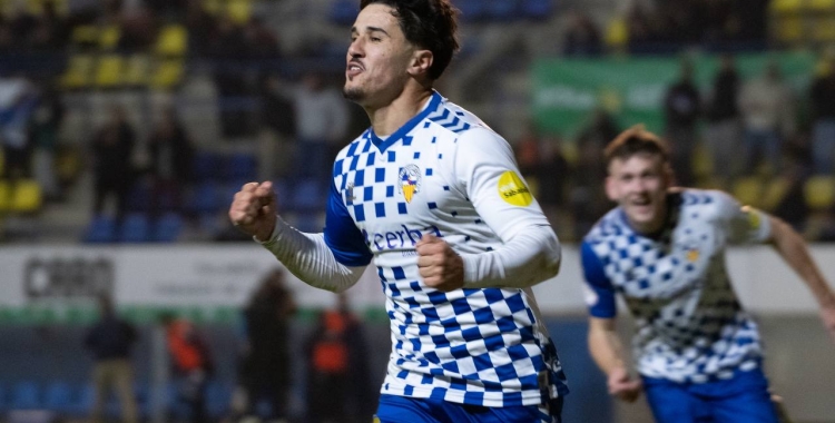 Abde, celebrant el seu primer gol amb Vladys de fons | Roger Benet
