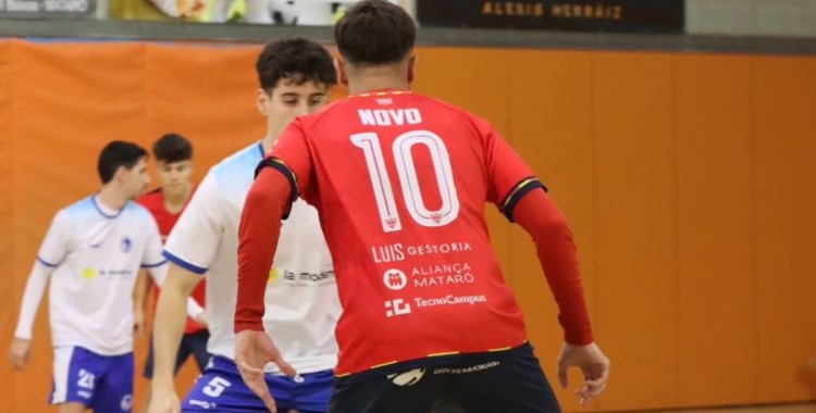 Arnau Pineda, defensant una acció del Mataró | FS Mataró