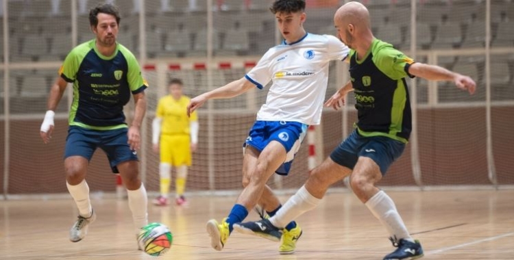 Arnau Pineda, en una acció del derbi de fa unes setmanes | Roger Benet