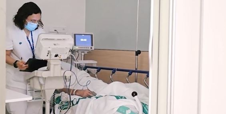 Una infermera atén un pacient hospitalitzat a les Urgències del Taulí