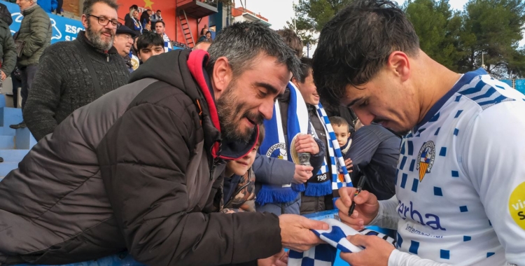Abde, signant un autògraf | CES