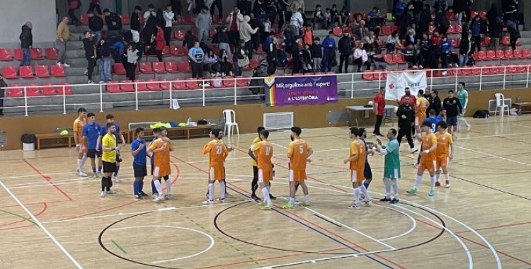 El CNS futbol sala i el Montcada, saludant-se a pista