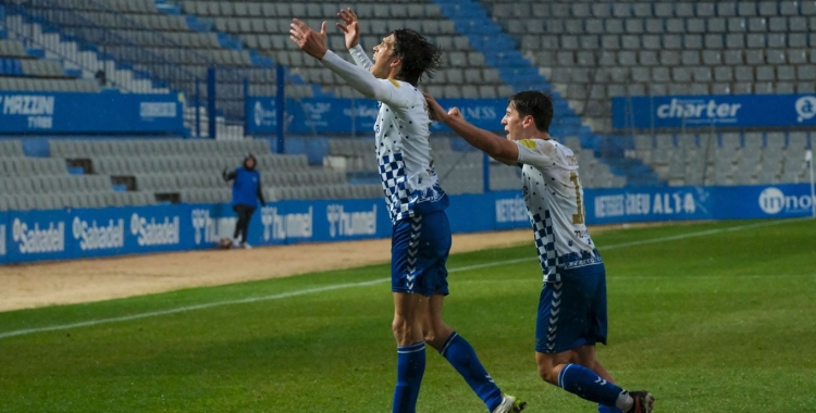 Pau Resta, celebrant amb Marc Domènech un dels seus gols | Roger Benet