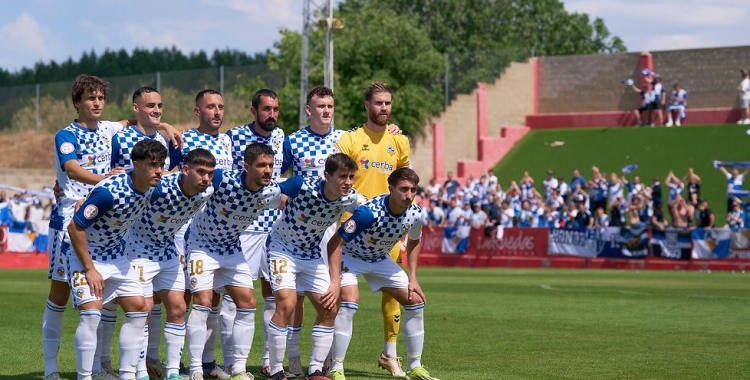 L'onze del Sabadell a Tarazona, amb l'afició arlequinada de fons | Pedro Salado