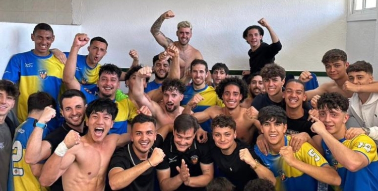 Celebració al vestidor després de guanyar a Badia | Cedida