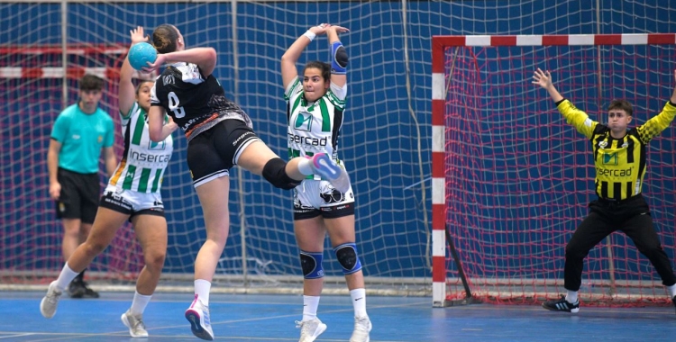 Ona Magrinyà, en una acció defensiva en el partit contra La Roca | OAR Gràcia