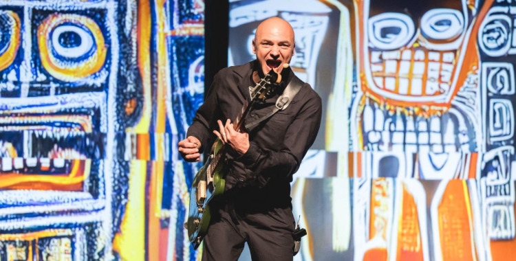 El cantautor Marc Parrot durant un concert 