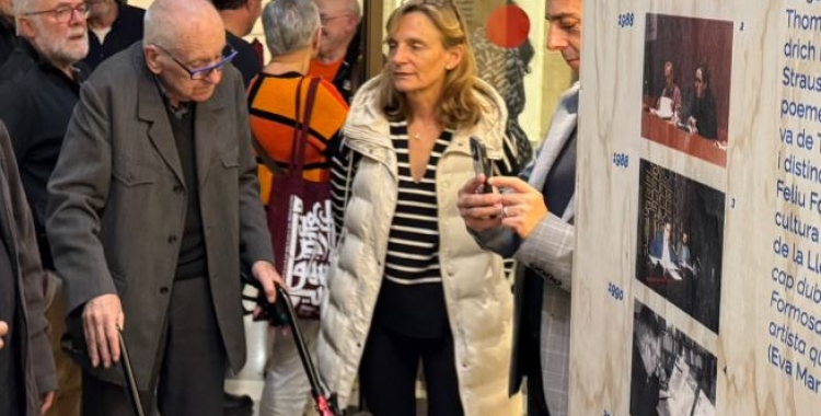 Feliu Formosa visitant l'exposició al Casal Pere Quart | Ajuntament de Sabadell