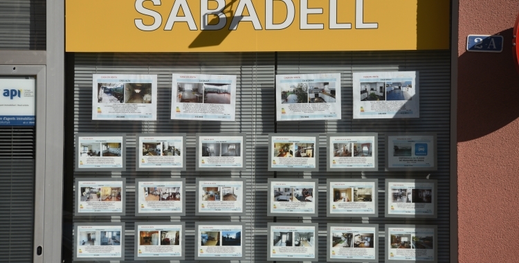 La façana d'una immobiliària sabadellenc | Roger Benet