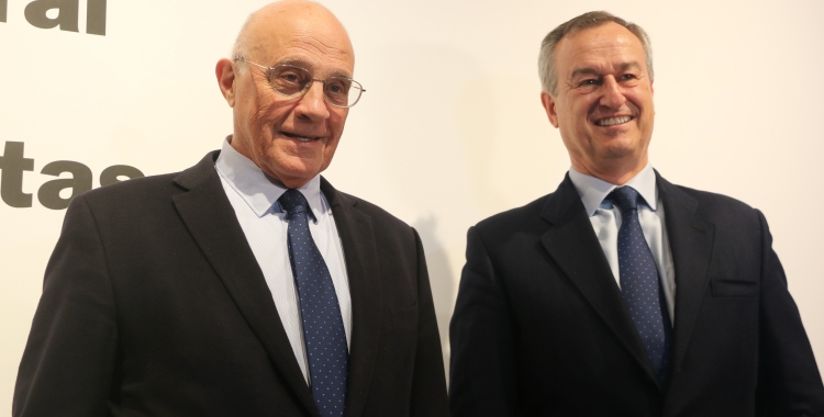 Josep Oliu (dreta) i César González-Bueno (esquerra) al sopar amb premsa | ACN
