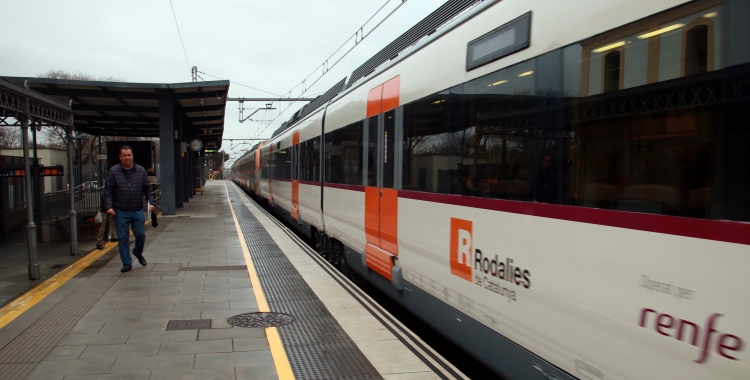 Un tren de l'R2 Sud arribant a l'estació de Calafell