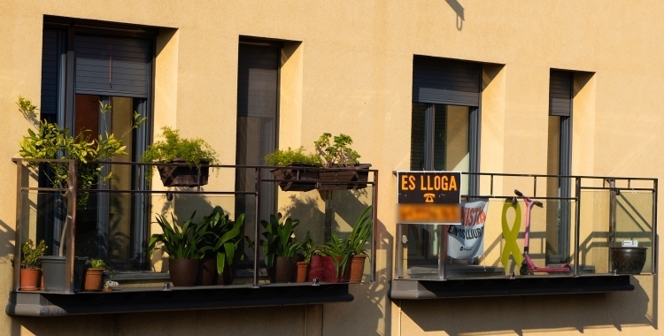 Un habitatge amb un cartell de "es lloga" | Roger Benet