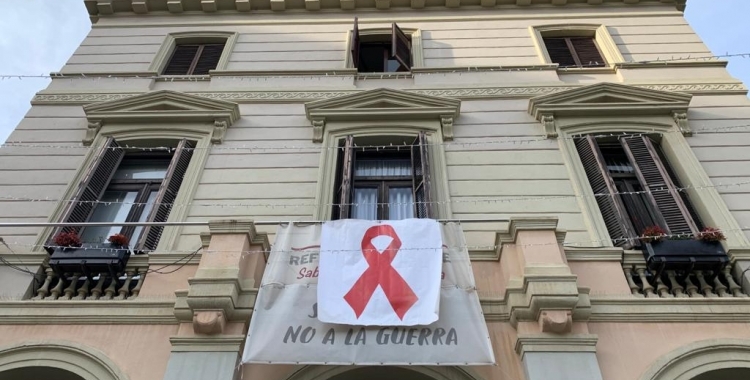 El llaç vermell a l'Ajuntament de Sabadell | Roger Benet
