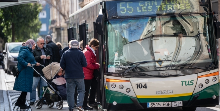 Usuaris pujant a un autobús de la TUS | Roger Benet