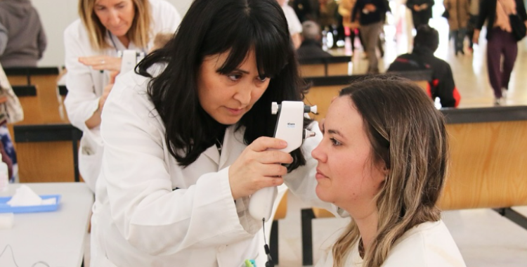 La doctora Nathalie Gutiérrez prenent la pressió ocular | Parc Taulí