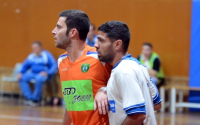 Dos jugadors del CNS i la Pia durant un dels derbis sabadellencs a la Segona B