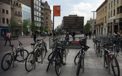 El passeig de la plaça major acollirà el gruix de les activitats de Sant Jordi | Mireia Sans