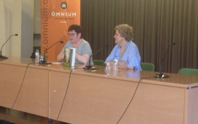 Montserrat Mateu (Òmnium) i Pilar Rahola durant la presentació. Foto: Ràdio Sabadell