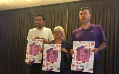 El director de l'Embassa't Arnau Solsona, amb la regidora de cultura Montserrat Chacón i un dels organitzadors Julià Guerrero | Mireia Sans