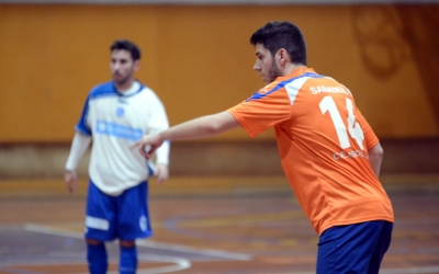 Jugadors de l'Escola Pia i el CNS durant un dels derbis d'aquesta temporada a la Segona B