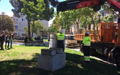 Moment de la retirada del bust a l'alcalde Marcet