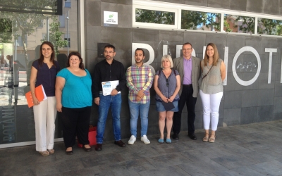Membres de la Fundació ECOM, el Secretariado Gitano o el Vapor Llonch entre Gabriel Fernández, regidor d'Acció Social i Montserrat Chachón, regidora de cultura. Foto: Ràdio Sabadell