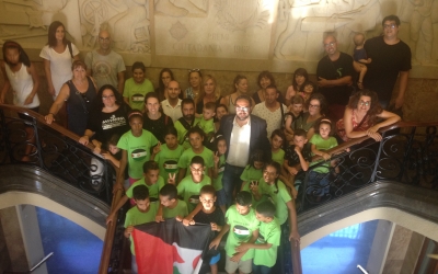 Foto de família de Sabadell Acull Infants Saharauís a les esclaes de l'Ajuntament. Foto: Ràdio Sabadell