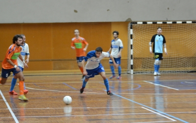 Pepe Font i Ferran lluiten per una pilota al derbi de l'any passat
