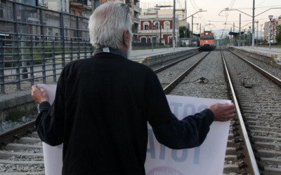 Imatge d'un veí tallant la via durant una de les reivindicacions per reclamar el soterrament/ ACN