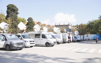 Les unitats mòbils de part dels mitjans audiovisuals davant el Parlament | ACN