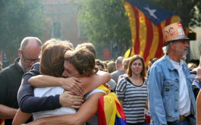 Milers de persones han seguit la declaració d'independència des de l'exterior del Parlament/ ACN