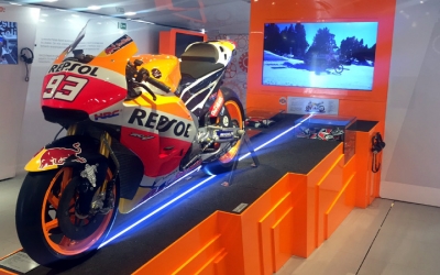 La moto de Marc Márquez és un dels objectes més preuats de l'exposició/ Albert Garcia