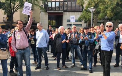 Persones concentrades a la plaça Sant Roc reclamant l'alliberament de Jordi Sánchez i Jordi Cuixart. Foto: Roger Benet