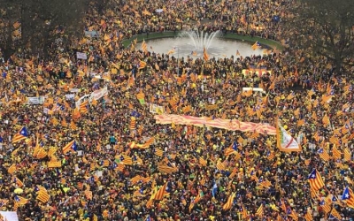La plaça del Cinquantenari de Brusel·les ha quedat plena d'estelades i el color groc reivindicatiu de la llibertat dels presos polítics.