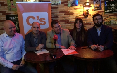 Elel diputat Joan Garcia, Adrián Hernández, José Luis Fernández, la diputada Laura Vílchez i Ramon Garcia. | Foto: Ràdio Sabadell