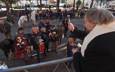 El mossèn ha beneït els animals a la plaça Taulí per la Diada de Sant Antoni. Foto: Roger Benet