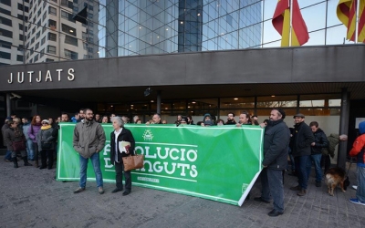 Abans de l'obertura dels Jutjats s'han concentrat una cinquantena de persoens en suport dels acusats. Foto: Roger Benet
