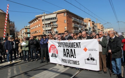 Imatge del veïnat manifestant-se a les vies de Montcada el 21 de febrer 2017 | Foto: ACN 
