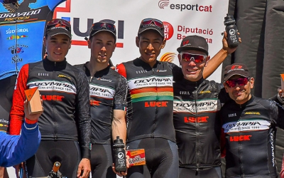 Sandra Santanyes amb l'equip Olympia al podi de la VOLCAT