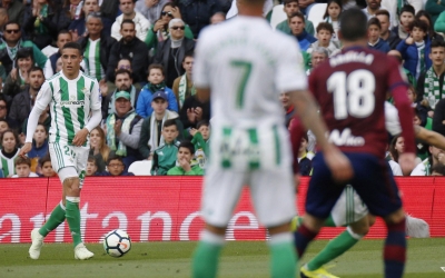 Cristian Tello amb la pilota al Villamarín davant l'Éibar | RBB