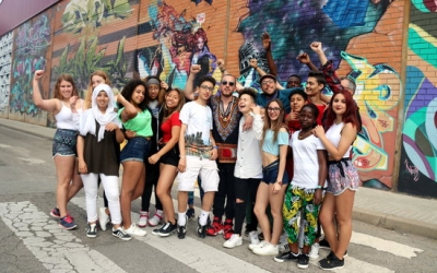 Nel·lo C i els alumnes del Ribot i Serra durant la presentació del videoclip | ACN 