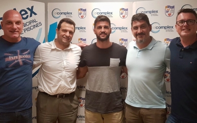 Jordi Millán, al centre de la imatge, el dia de la presentació com a nou tècnic del Sant Feliu