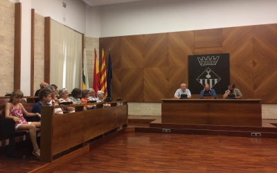 Al centre, Maties Serracant amb el marit de Forcadell i el nebot de Cuixart. A l'esquerra, familiars dels polítics empresonats.  | Helena Molist
